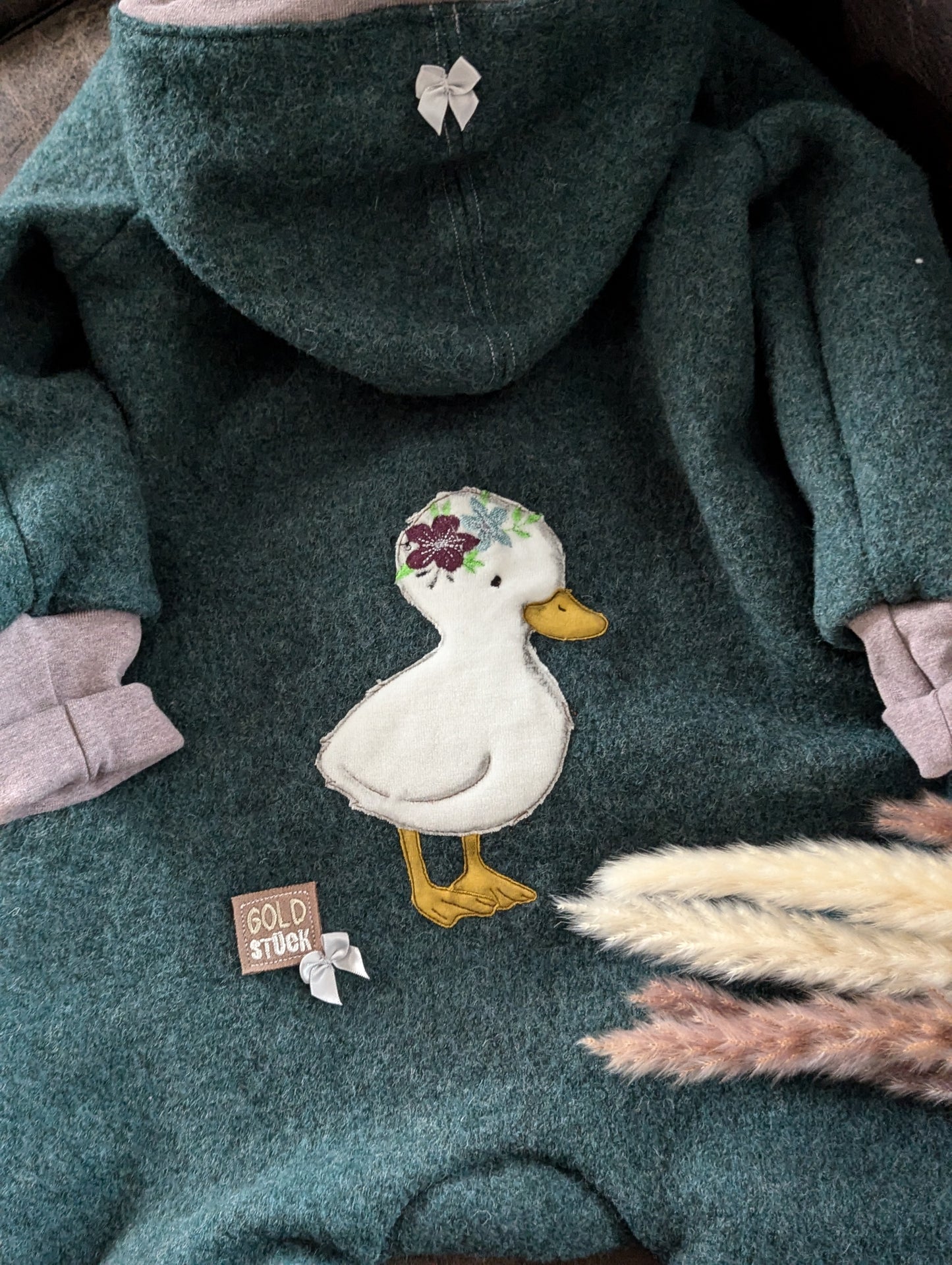 Baby-Walkoverall aus Wollwalk mit Enten-Applikation – Handgemacht & kuschelig warm