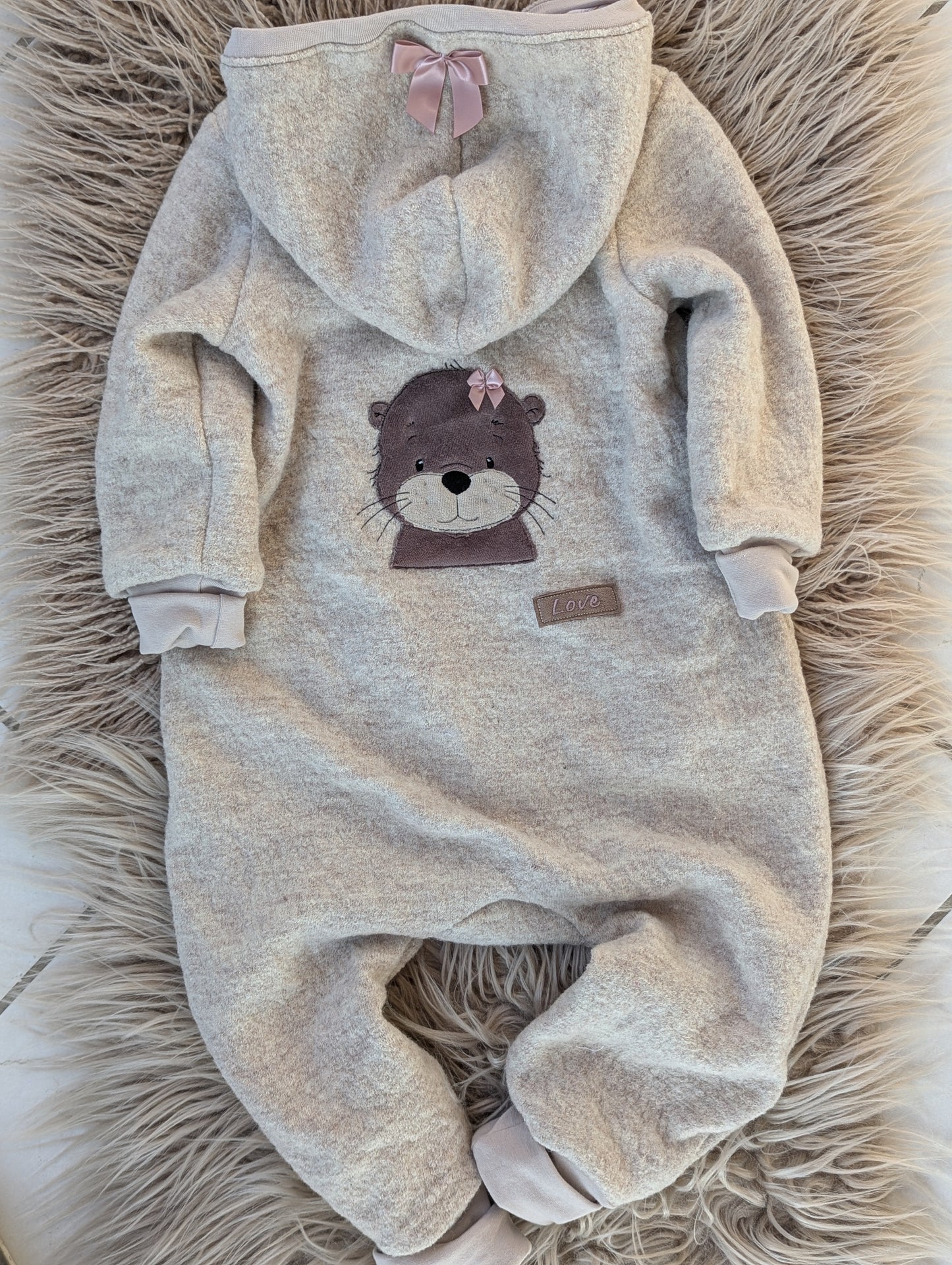 Baby-Walkoverall aus Wollwalk mit Otter-Applikation – Handgemacht & kuschelig warm