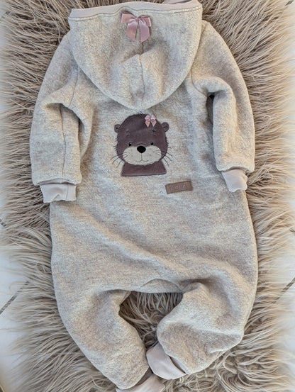 Baby-Walkoverall aus Wollwalk mit Otter-Applikation – Handgemacht & kuschelig warm