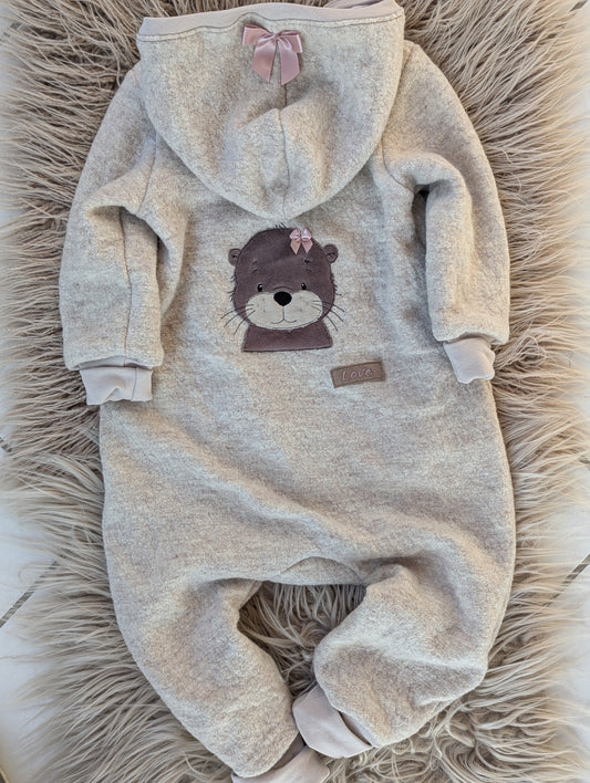 Baby-Walkoverall aus Wollwalk mit Otter-Applikation – Handgemacht & kuschelig warm
