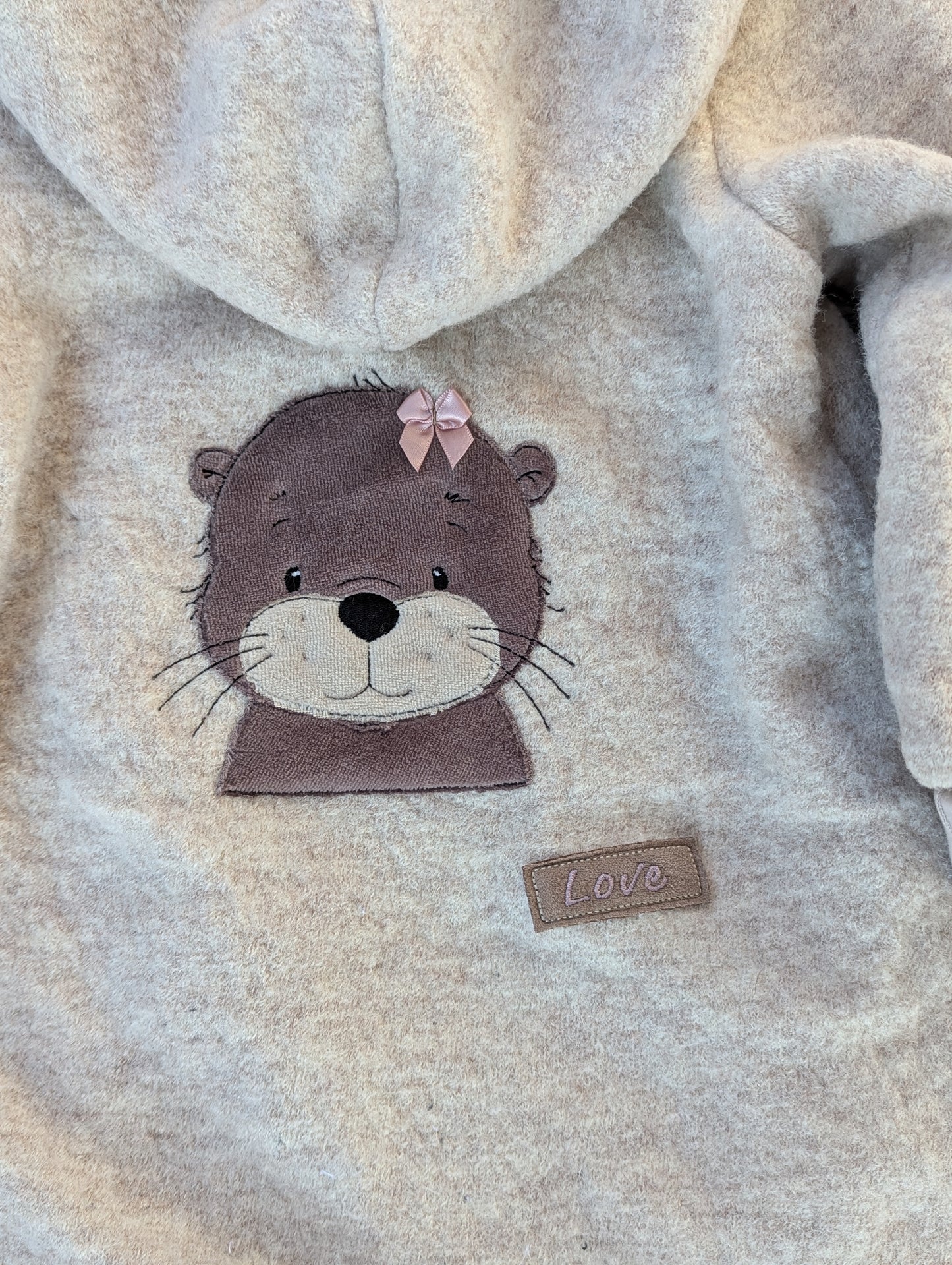Baby-Walkoverall aus Wollwalk mit Otter-Applikation – Handgemacht & kuschelig warm