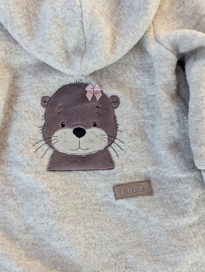 Baby-Walkoverall aus Wollwalk mit Otter-Applikation – Handgemacht & kuschelig warm