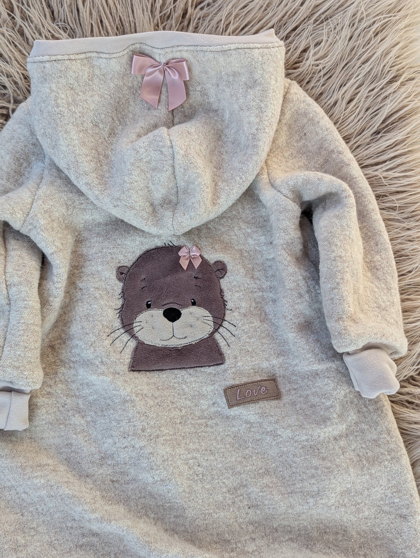 Baby-Walkoverall aus Wollwalk mit Otter-Applikation – Handgemacht & kuschelig warm