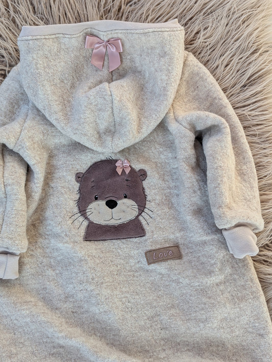 Baby-Walkoverall aus Wollwalk mit Otter-Applikation – Handgemacht & kuschelig warm
