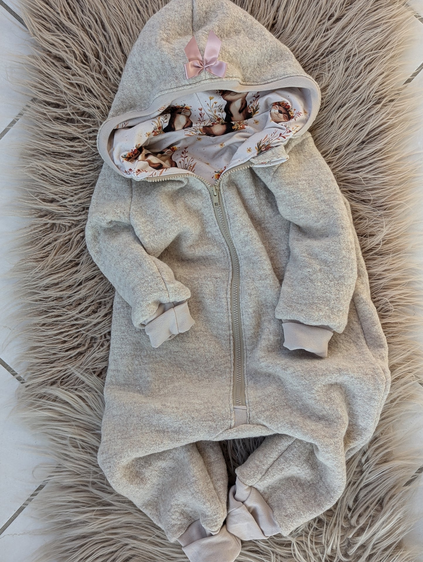 Baby-Walkoverall aus Wollwalk mit Otter-Applikation – Handgemacht & kuschelig warm