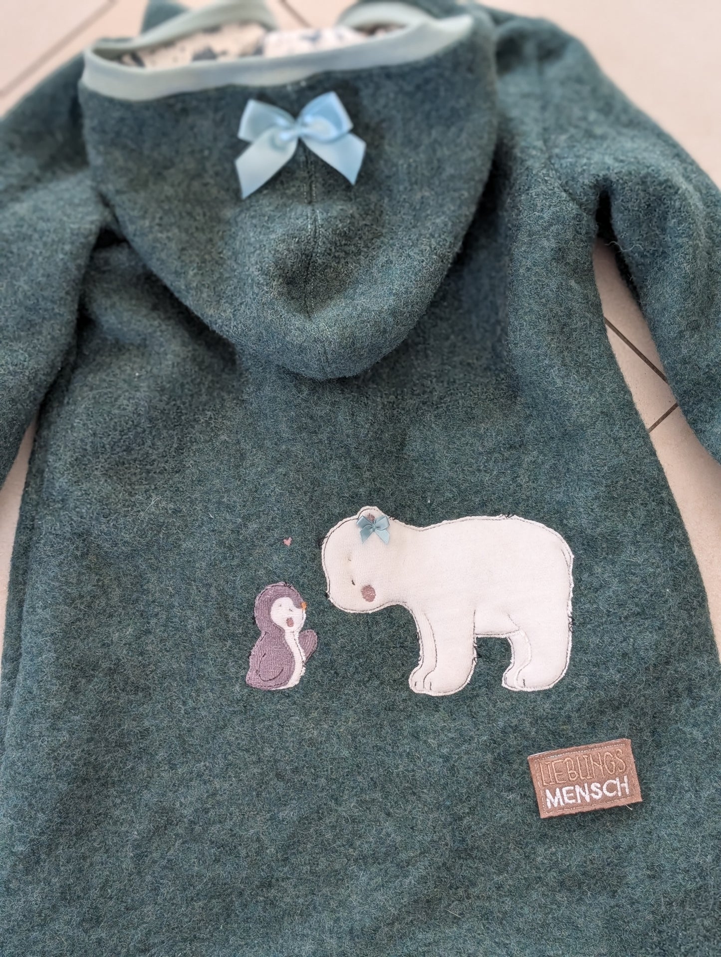 Baby-Walkoverall aus Wollwalk mit Eisbär-Applikation – Handgemacht & kuschelig warm