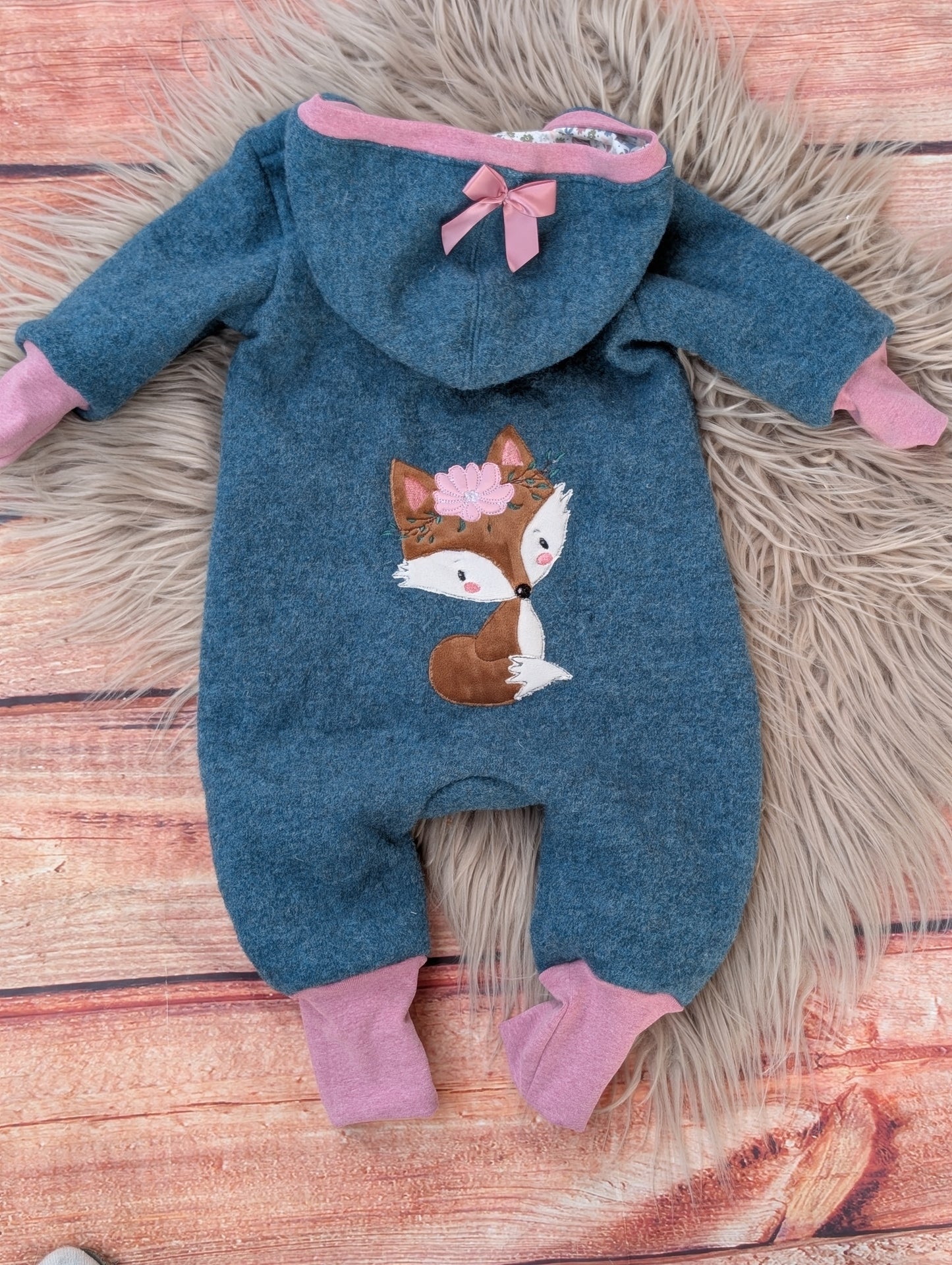 Baby-Walkoverall aus Wollwalk mit Fuchs-Applikation – Handgemacht & kuschelig warm 🦊