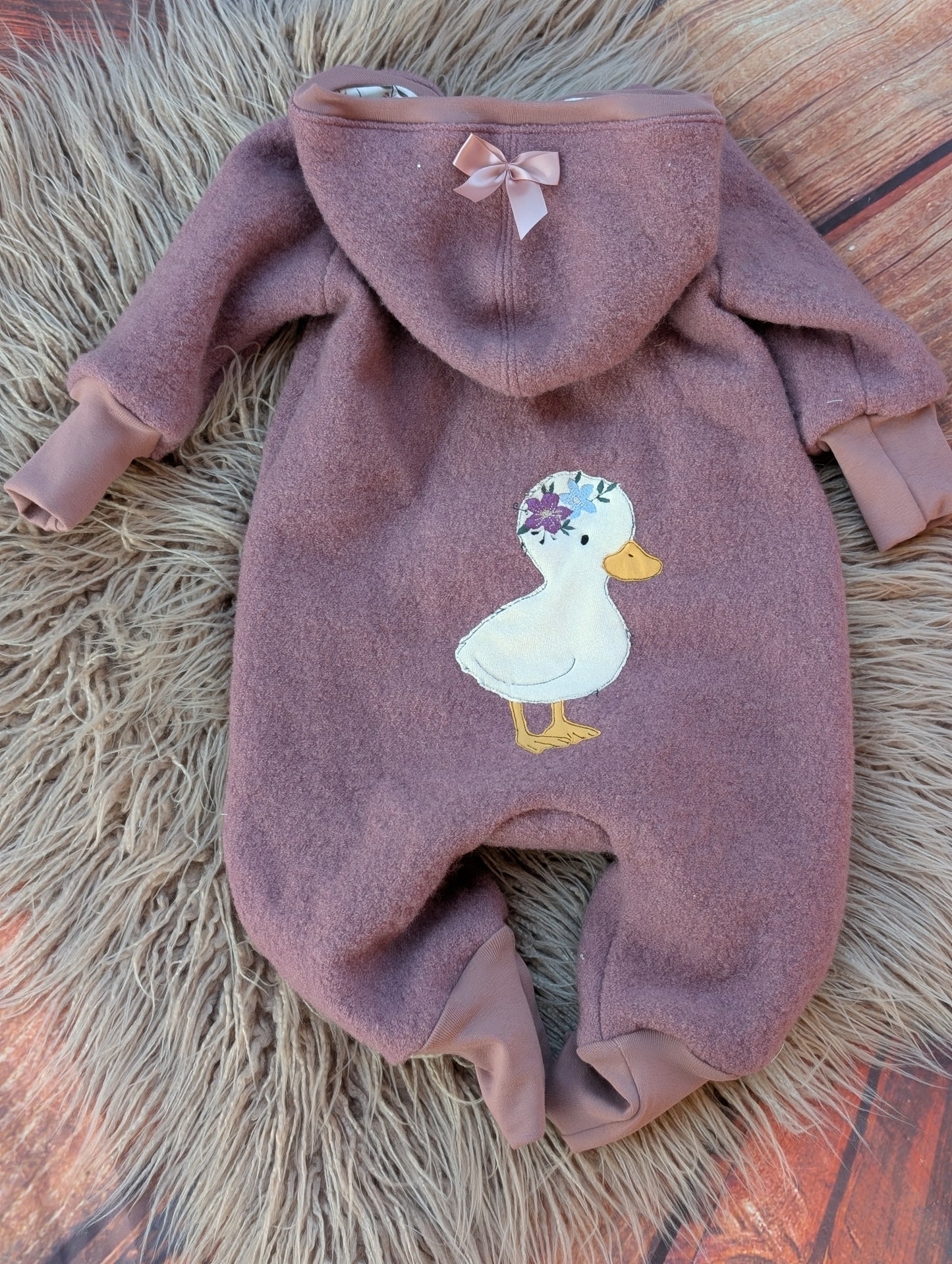 Baby-Walkoverall aus Wollwalk mit Enten-Applikation – Handgemacht & kuschelig warm