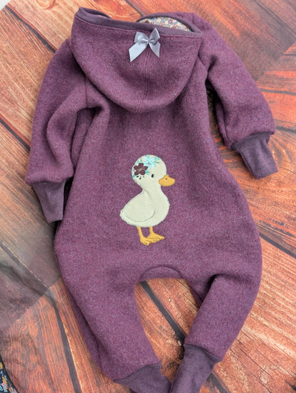 Baby-Walkoverall aus Wollwalk mit Enten-Applikation – Handgemacht & kuschelig warm