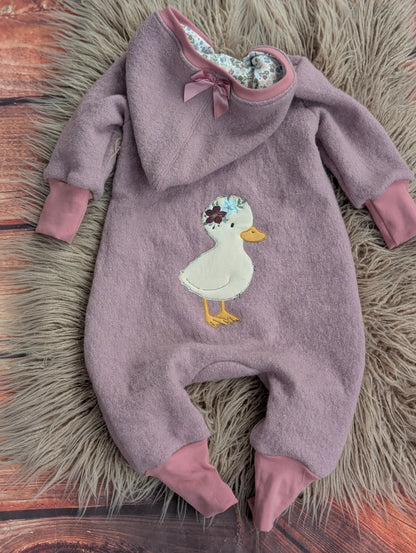 Baby-Walkoverall aus Wollwalk mit Enten-Applikation – Handgemacht & kuschelig warm