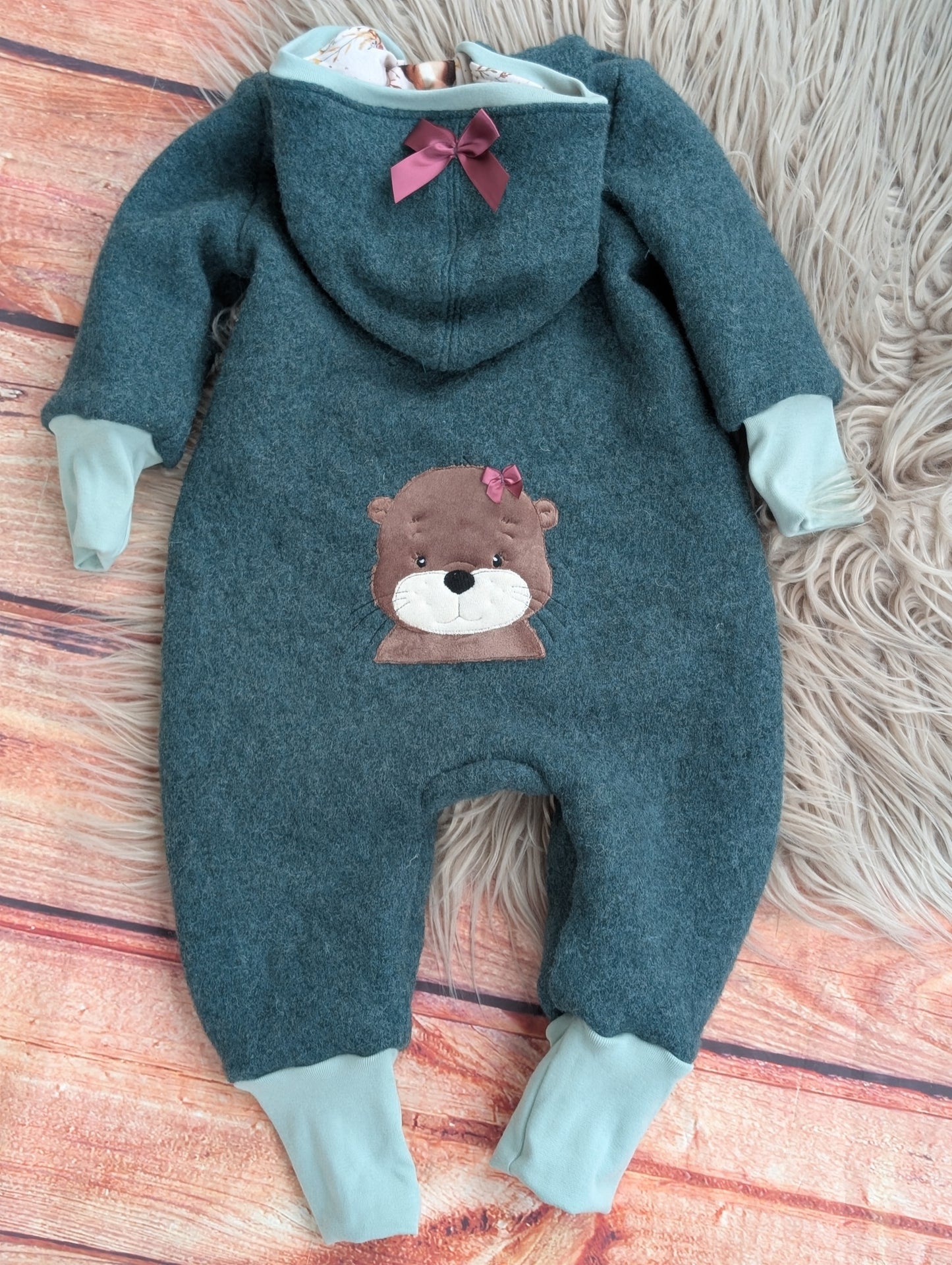 Baby-Walkoverall aus Wollwalk mit Otter-Applikation – Handgemacht & kuschelig warm