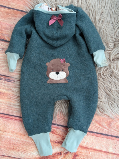 Baby-Walkoverall aus Wollwalk mit Otter-Applikation – Handgemacht & kuschelig warm