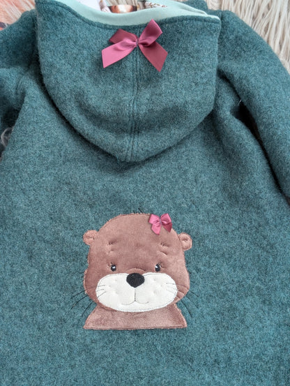 Baby-Walkoverall aus Wollwalk mit Otter-Applikation – Handgemacht & kuschelig warm