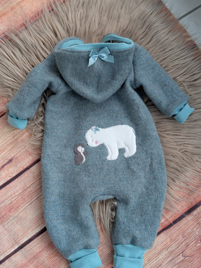 Baby-Walkoverall aus Wollwalk mit Eisbär-Applikation – Handgemacht & kuschelig warm