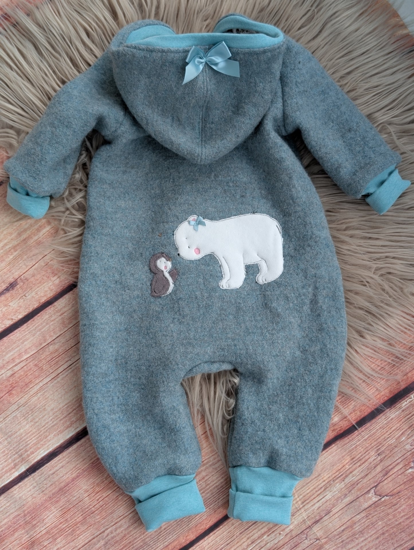 Baby-Walkoverall aus Wollwalk mit Eisbär-Applikation – Handgemacht & kuschelig warm