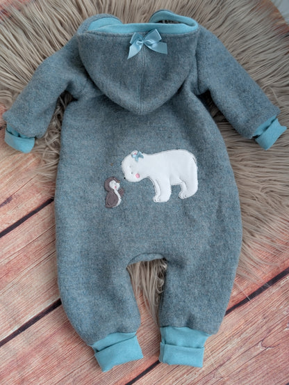 Baby-Walkoverall aus Wollwalk mit Eisbär-Applikation – Handgemacht & kuschelig warm