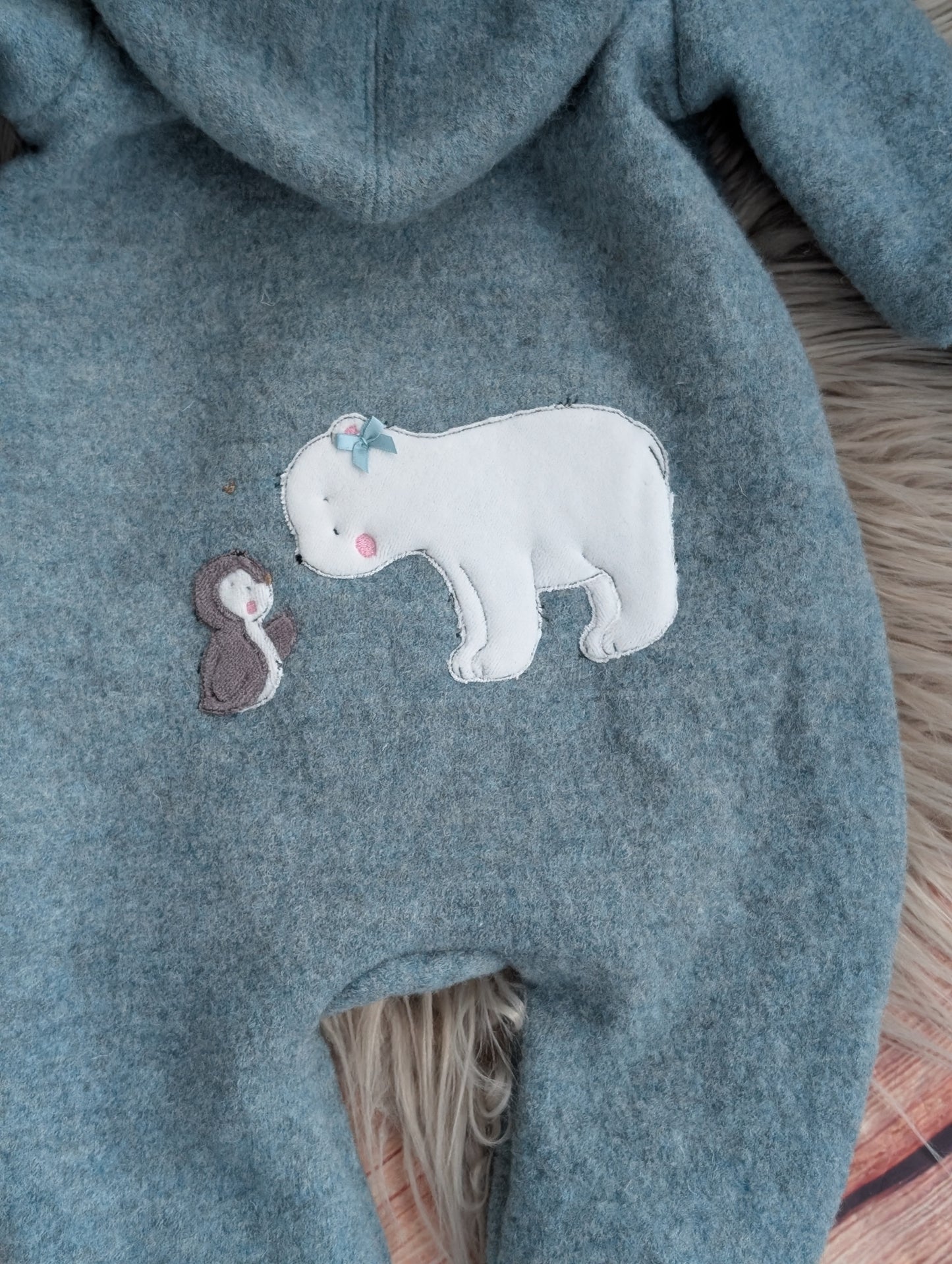 Baby-Walkoverall aus Wollwalk mit Eisbär-Applikation – Handgemacht & kuschelig warm