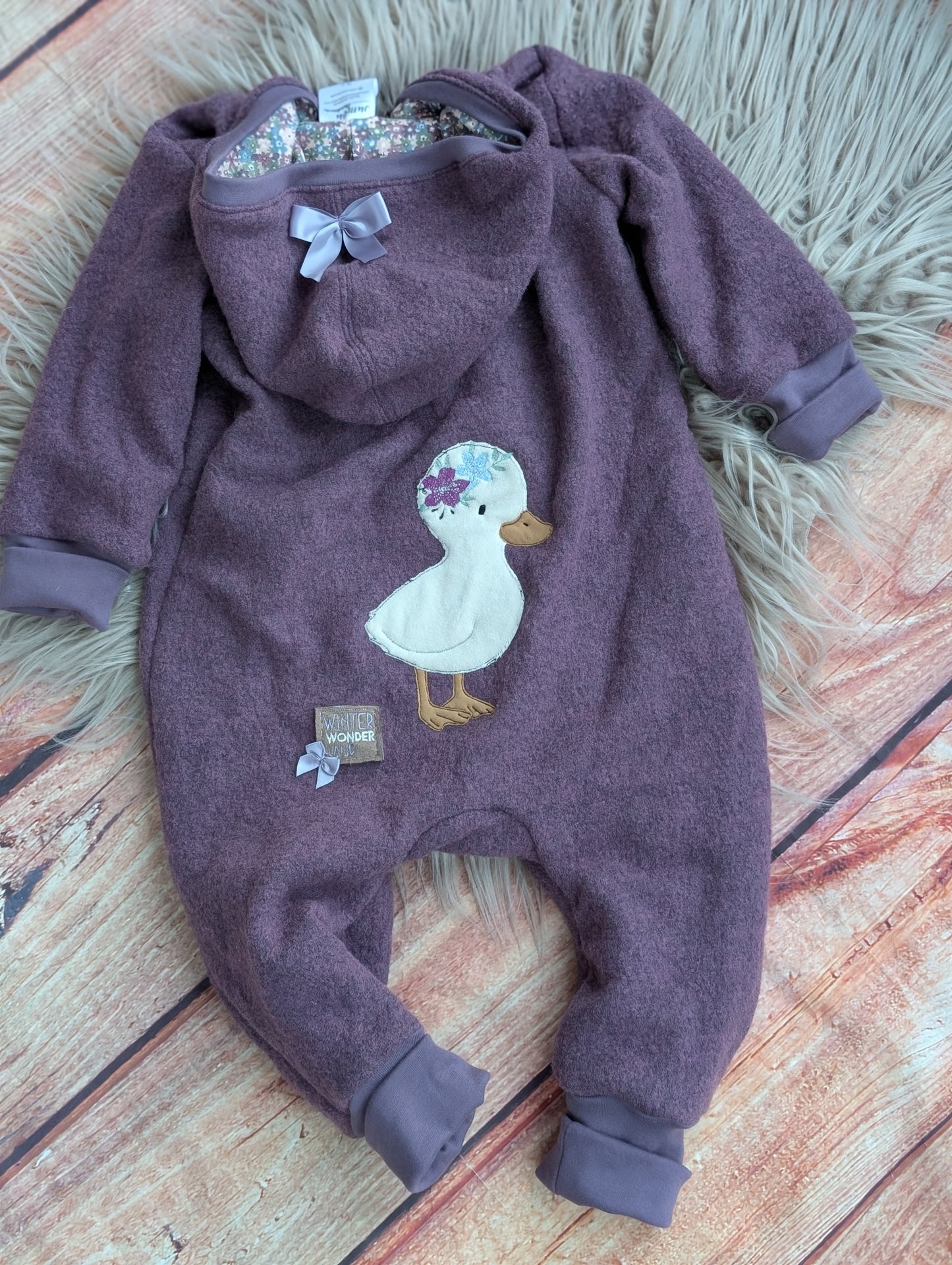 Baby-Walkoverall aus Wollwalk mit Enten-Applikation – Handgemacht & kuschelig warm