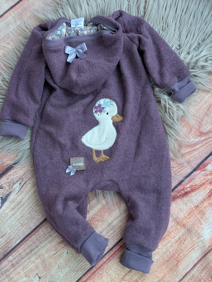 Baby-Walkoverall aus Wollwalk mit Enten-Applikation – Handgemacht & kuschelig warm