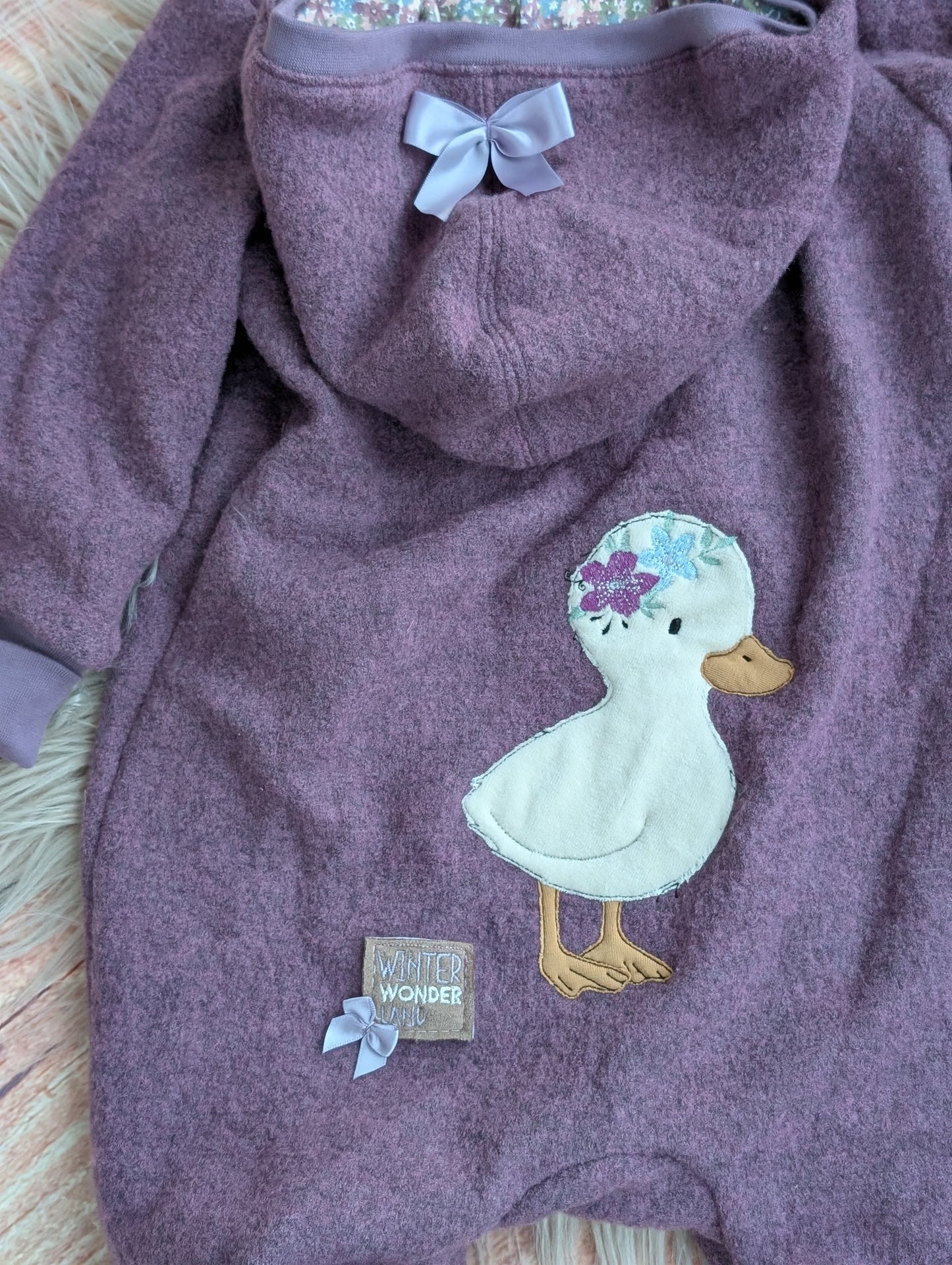 Baby-Walkoverall aus Wollwalk mit Enten-Applikation – Handgemacht & kuschelig warm