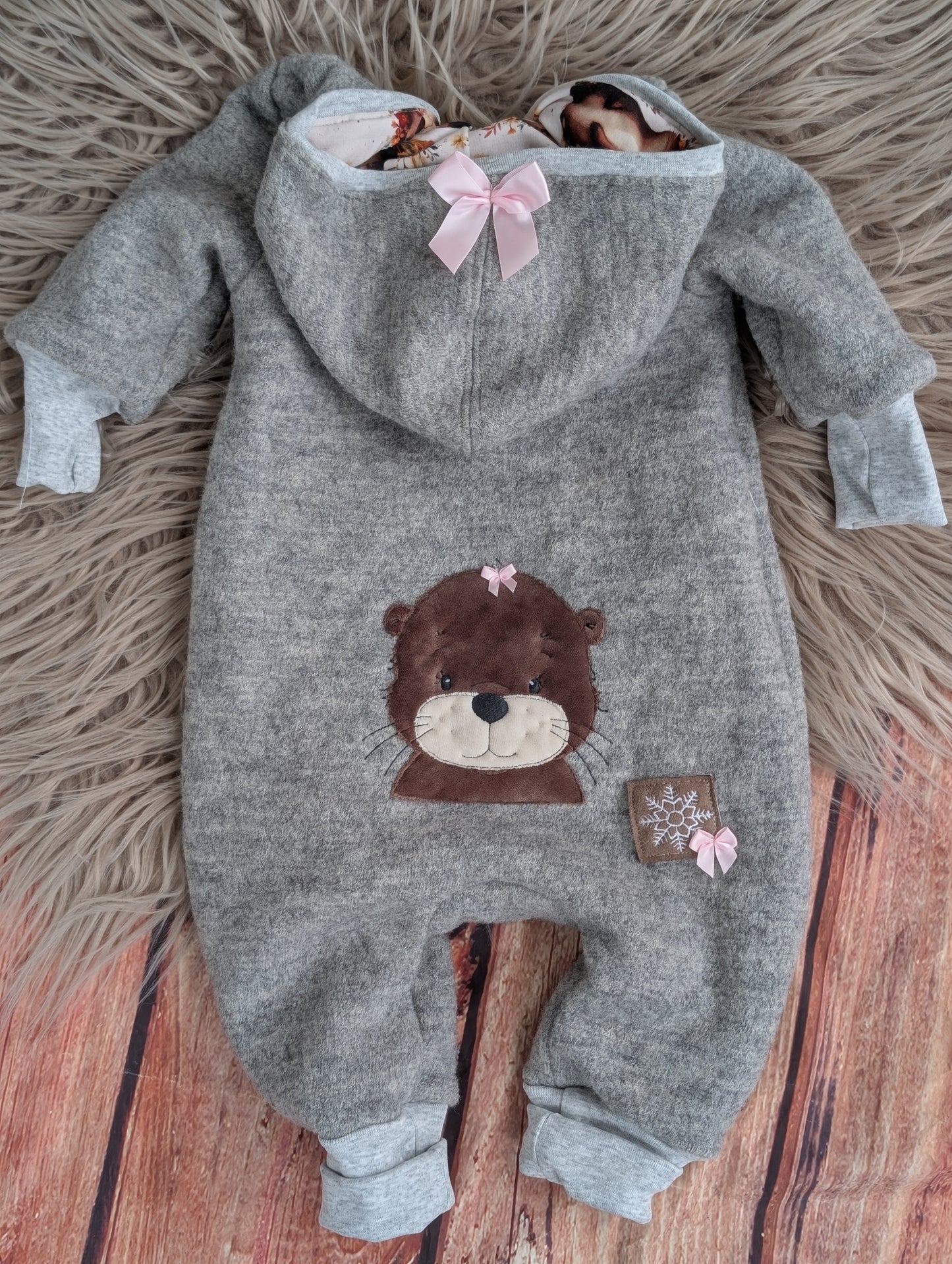 Baby-Walkoverall aus Wollwalk mit Otter-Applikation – Handgemacht & kuschelig warm