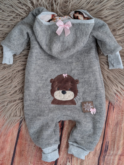 Baby-Walkoverall aus Wollwalk mit Otter-Applikation – Handgemacht & kuschelig warm