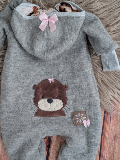 Baby-Walkoverall aus Wollwalk mit Otter-Applikation – Handgemacht & kuschelig warm