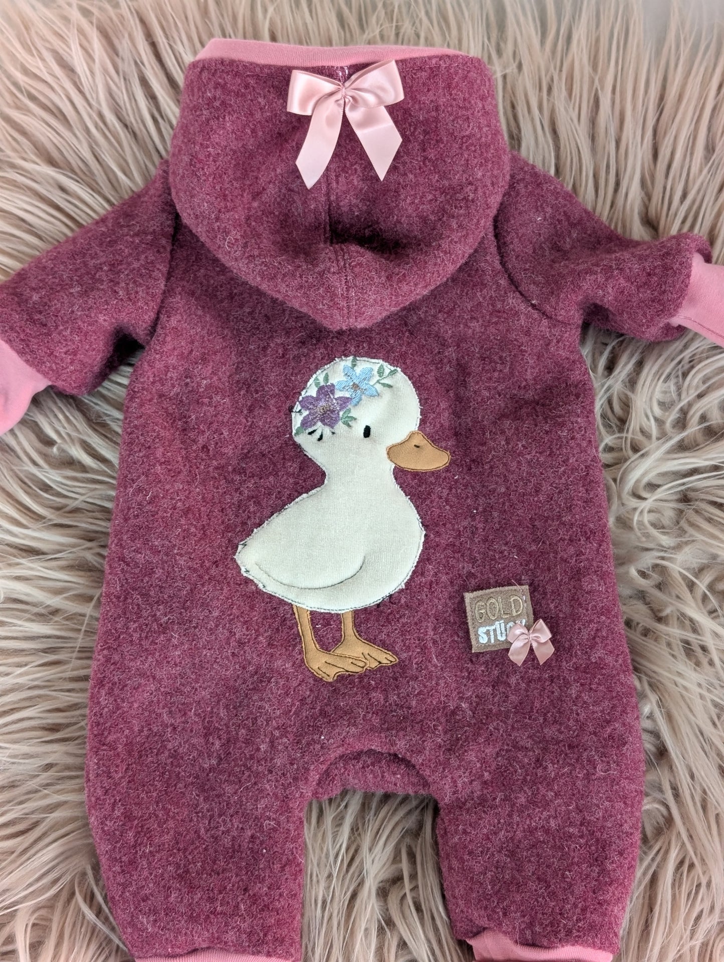 Baby-Walkoverall aus Wollwalk mit Enten-Applikation – Handgemacht & kuschelig warm