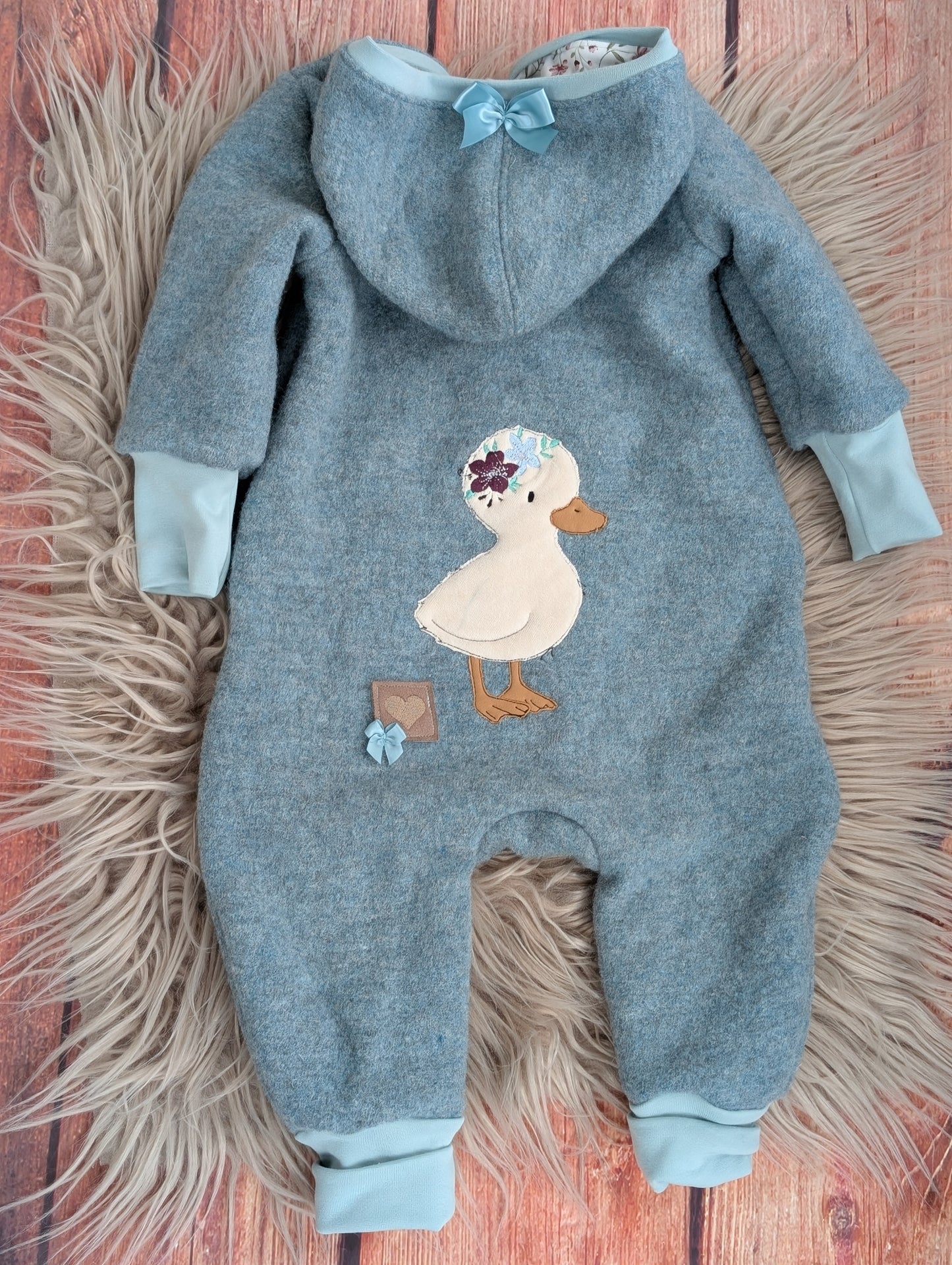 Baby-Walkoverall aus Wollwalk mit Enten-Applikation – Handgemacht & kuschelig warm