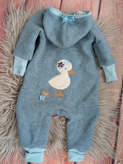 Baby-Walkoverall aus Wollwalk mit Enten-Applikation – Handgemacht & kuschelig warm