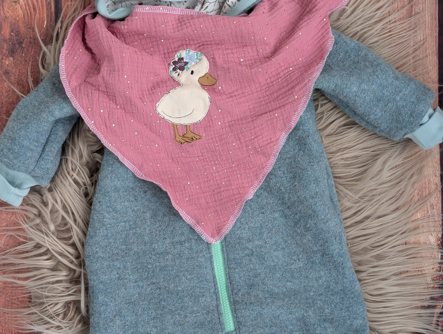 Baby-Walkoverall aus Wollwalk mit Enten-Applikation – Handgemacht & kuschelig warm