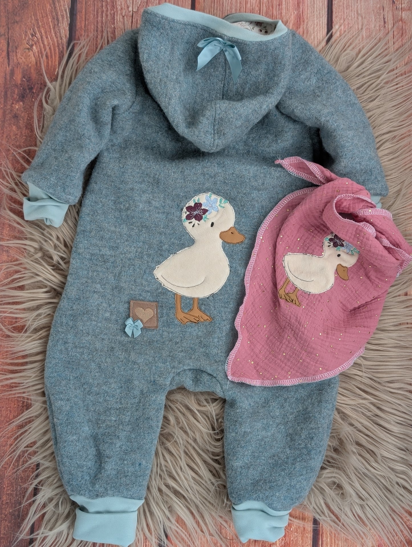 Baby-Walkoverall aus Wollwalk mit Enten-Applikation – Handgemacht & kuschelig warm