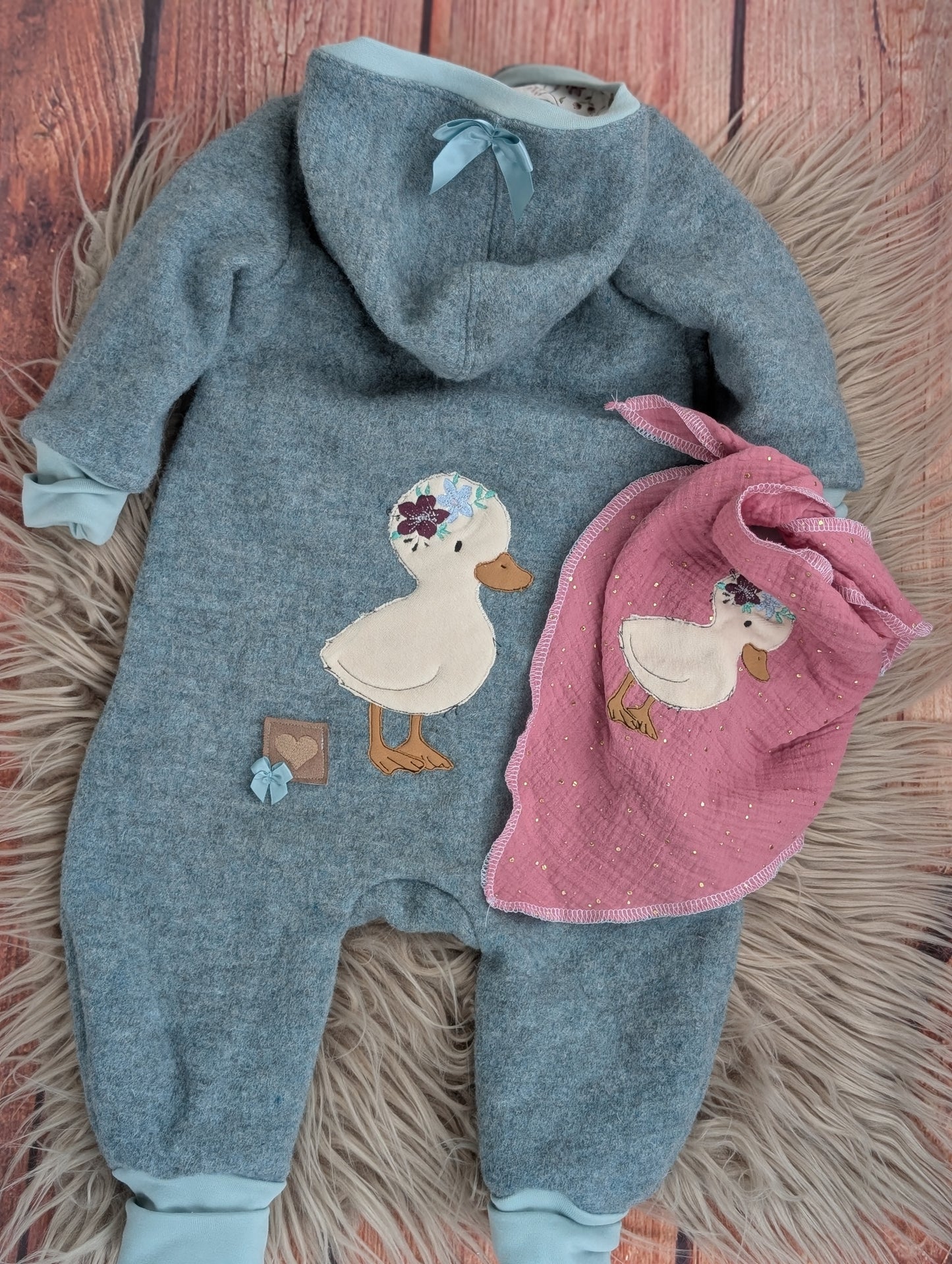Baby-Walkoverall aus Wollwalk mit Enten-Applikation – Handgemacht & kuschelig warm