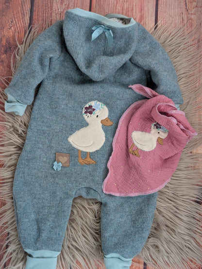 Baby-Walkoverall aus Wollwalk mit Enten-Applikation – Handgemacht & kuschelig warm