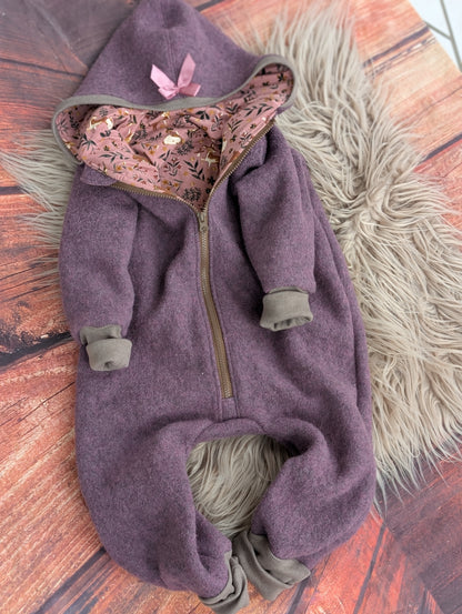 Baby-Walkoverall aus Wollwalk mit Otter-Applikation – Handgemacht & kuschelig warm