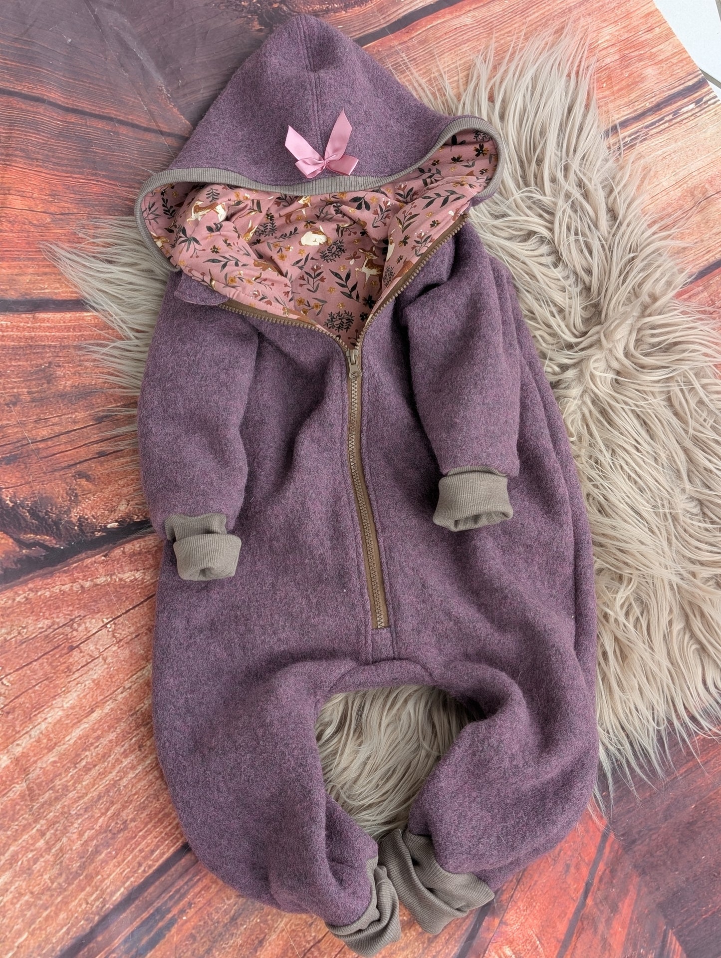 Baby-Walkoverall aus Wollwalk mit Otter-Applikation – Handgemacht & kuschelig warm