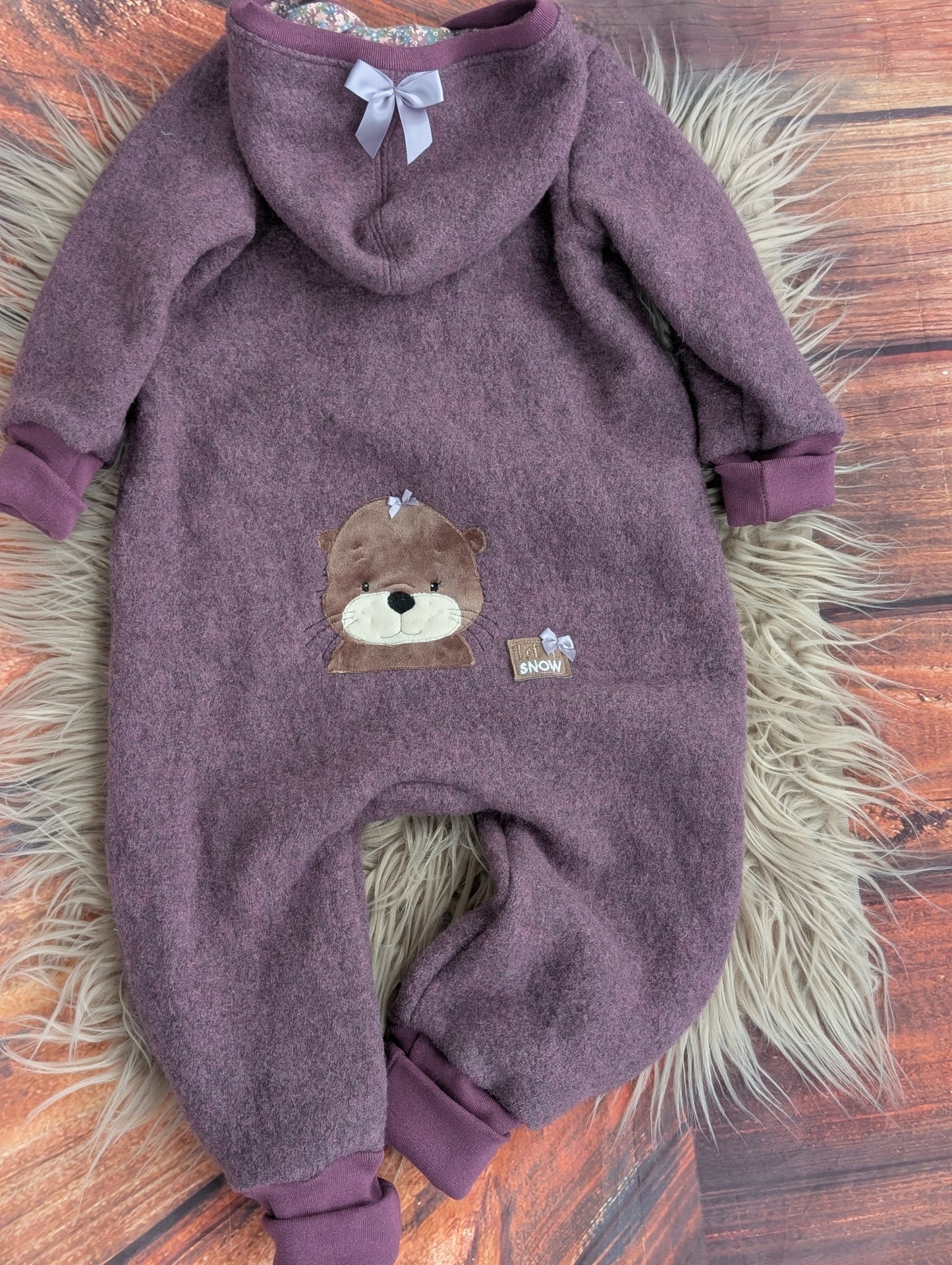 Baby-Walkoverall aus Wollwalk mit Otter-Applikation – Handgemacht & kuschelig warm