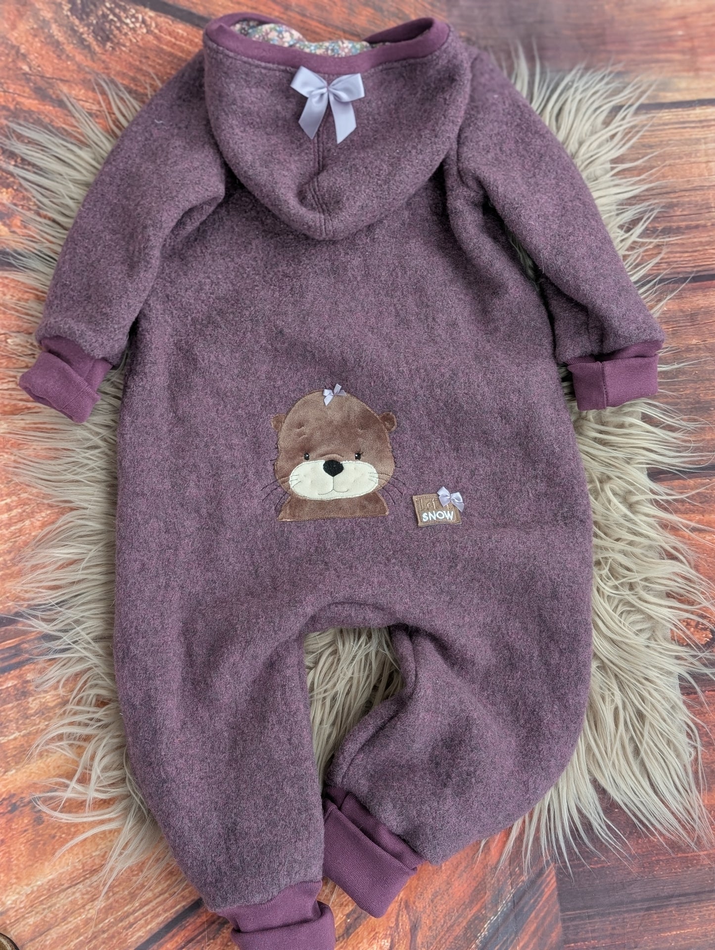 Baby-Walkoverall aus Wollwalk mit Otter-Applikation – Handgemacht & kuschelig warm