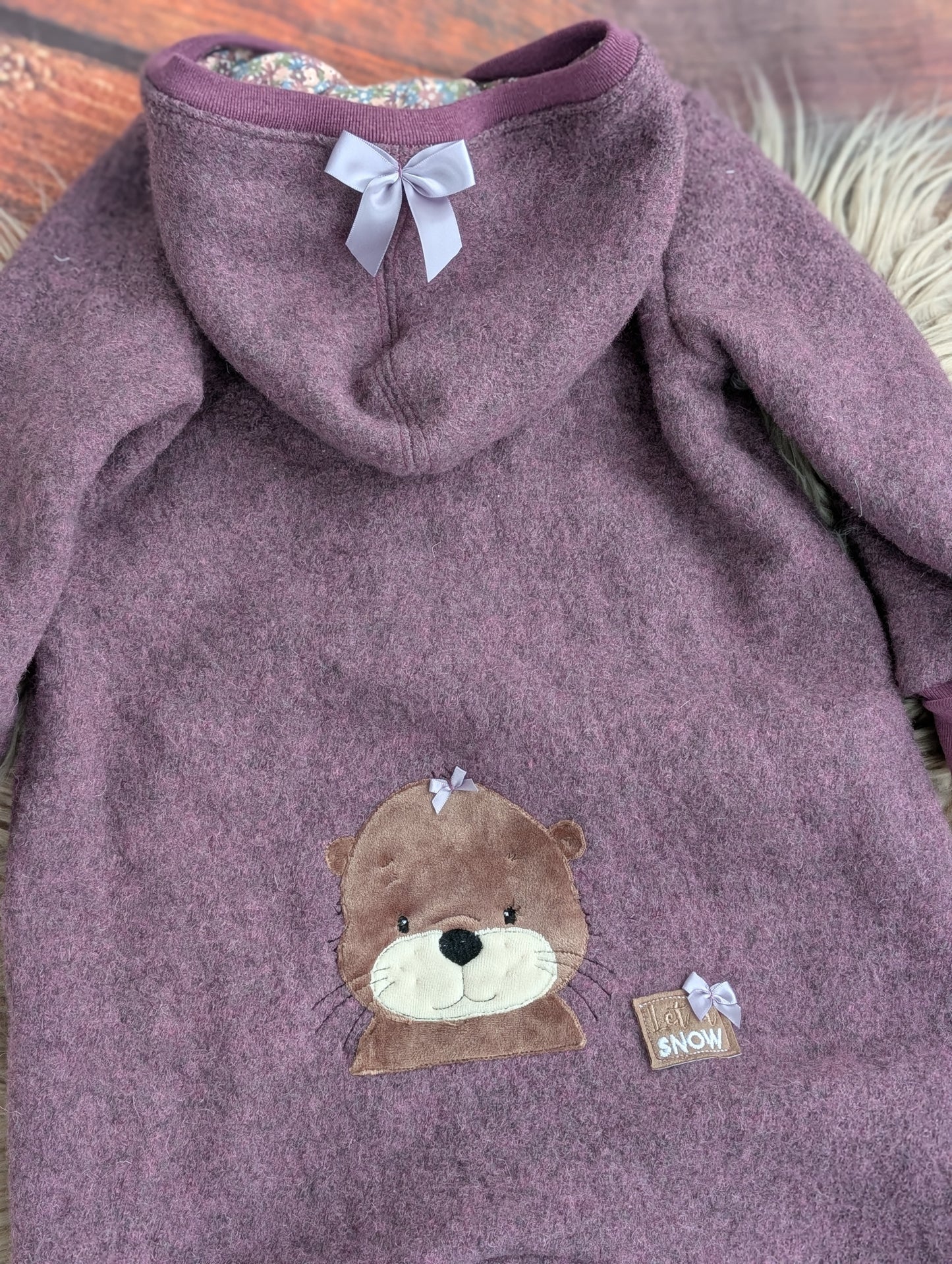 Baby-Walkoverall aus Wollwalk mit Otter-Applikation – Handgemacht & kuschelig warm