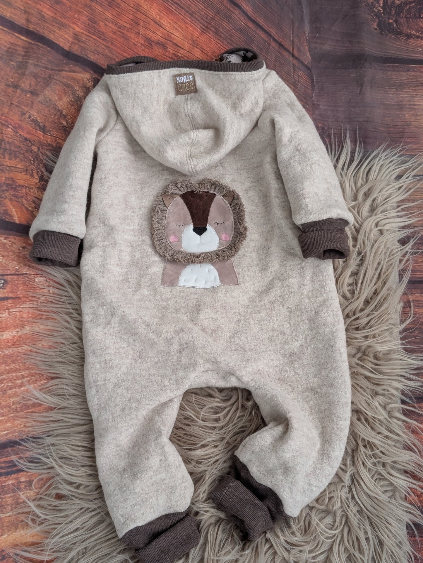 Baby-Walkoverall aus Wollwalk mit Löwen-Applikation – Handgemacht & kuschelig warm