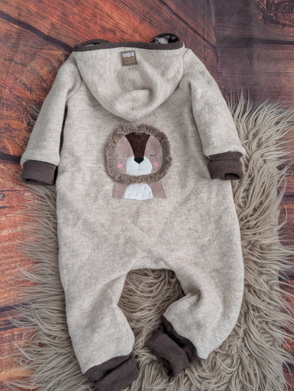 Baby-Walkoverall aus Wollwalk mit Löwen-Applikation – Handgemacht & kuschelig warm