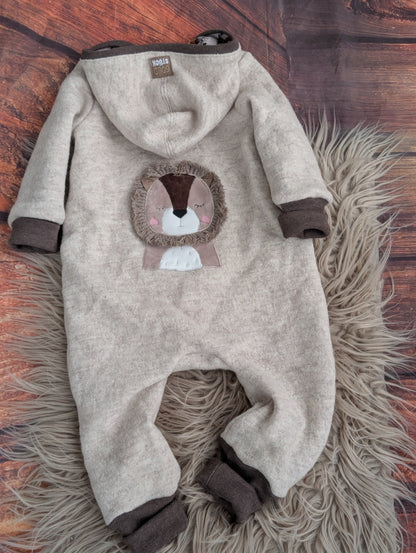 Baby-Walkoverall aus Wollwalk mit Löwen-Applikation – Handgemacht & kuschelig warm