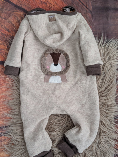 Baby-Walkoverall aus Wollwalk mit Löwen-Applikation – Handgemacht & kuschelig warm