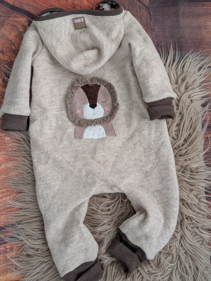 Baby-Walkoverall aus Wollwalk mit Löwen-Applikation – Handgemacht & kuschelig warm