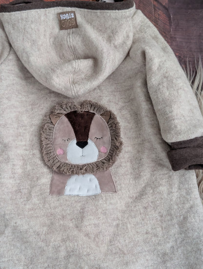 Baby-Walkoverall aus Wollwalk mit Löwen-Applikation – Handgemacht & kuschelig warm