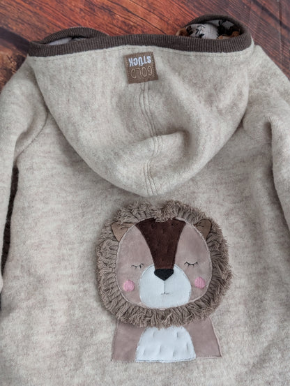Baby-Walkoverall aus Wollwalk mit Löwen-Applikation – Handgemacht & kuschelig warm