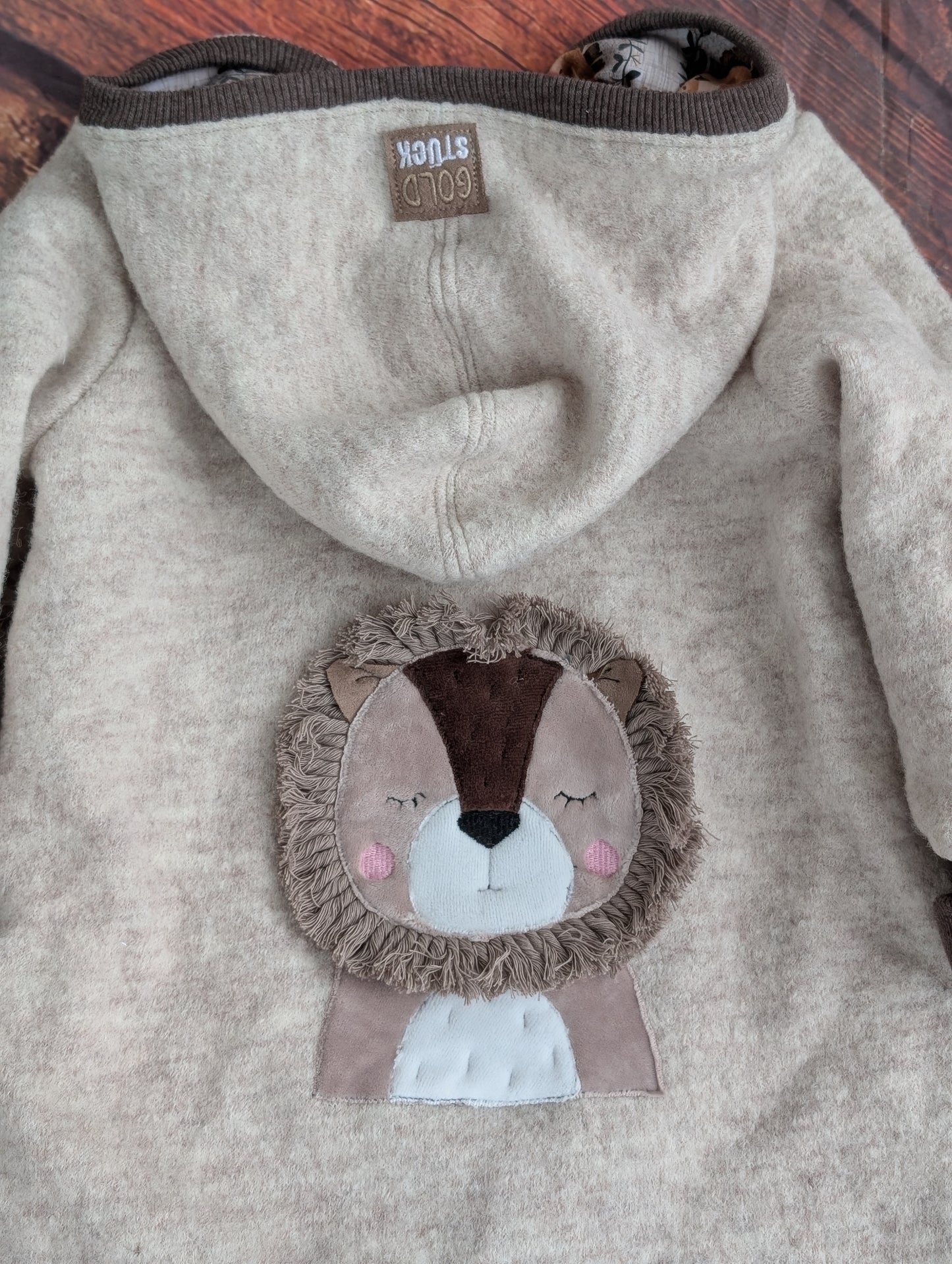 Baby-Walkoverall aus Wollwalk mit Löwen-Applikation – Handgemacht & kuschelig warm