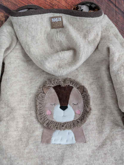 Baby-Walkoverall aus Wollwalk mit Löwen-Applikation – Handgemacht & kuschelig warm