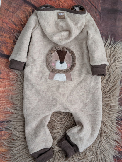 Baby-Walkoverall aus Wollwalk mit Löwen-Applikation – Handgemacht & kuschelig warm