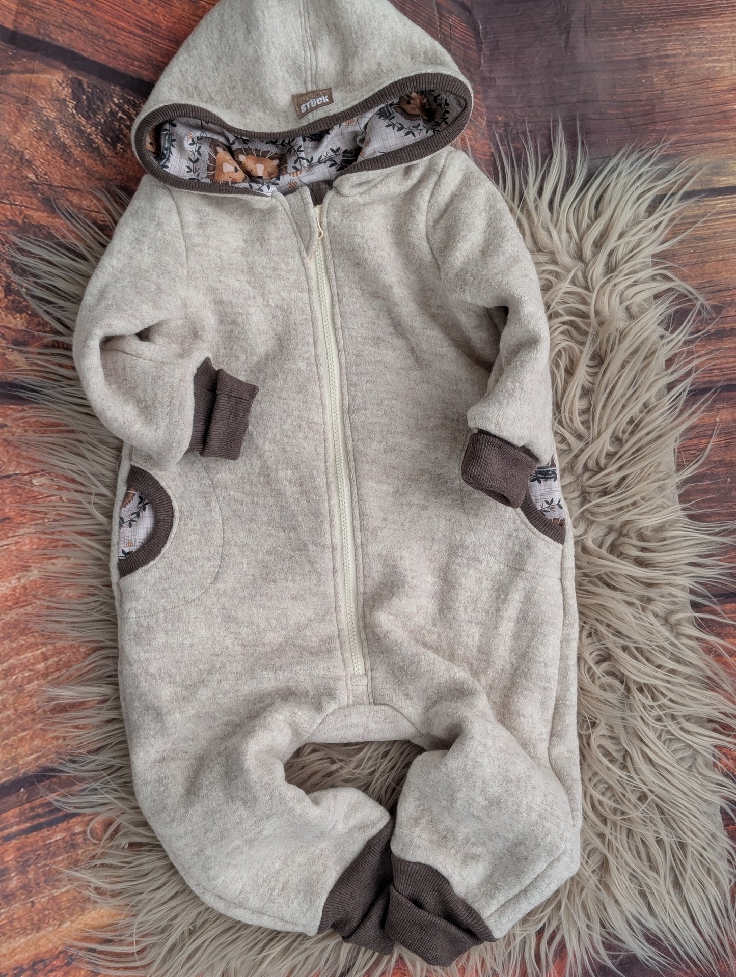 Baby-Walkoverall aus Wollwalk mit Löwen-Applikation – Handgemacht & kuschelig warm